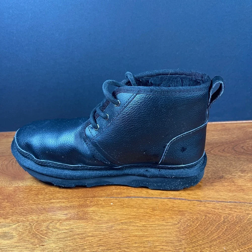 UGG Kids 2 Black‎ Neumel Chukka Boots Leather Lace Up Sherpa Lined
